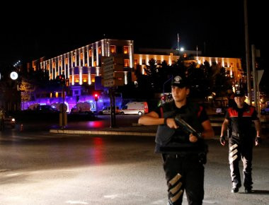 Εκατοντάδες χιλιάδες άνθρωποι στους δρόμους της Τουρκίας στην μνήμη των θυμάτων του πραξικοπήματος